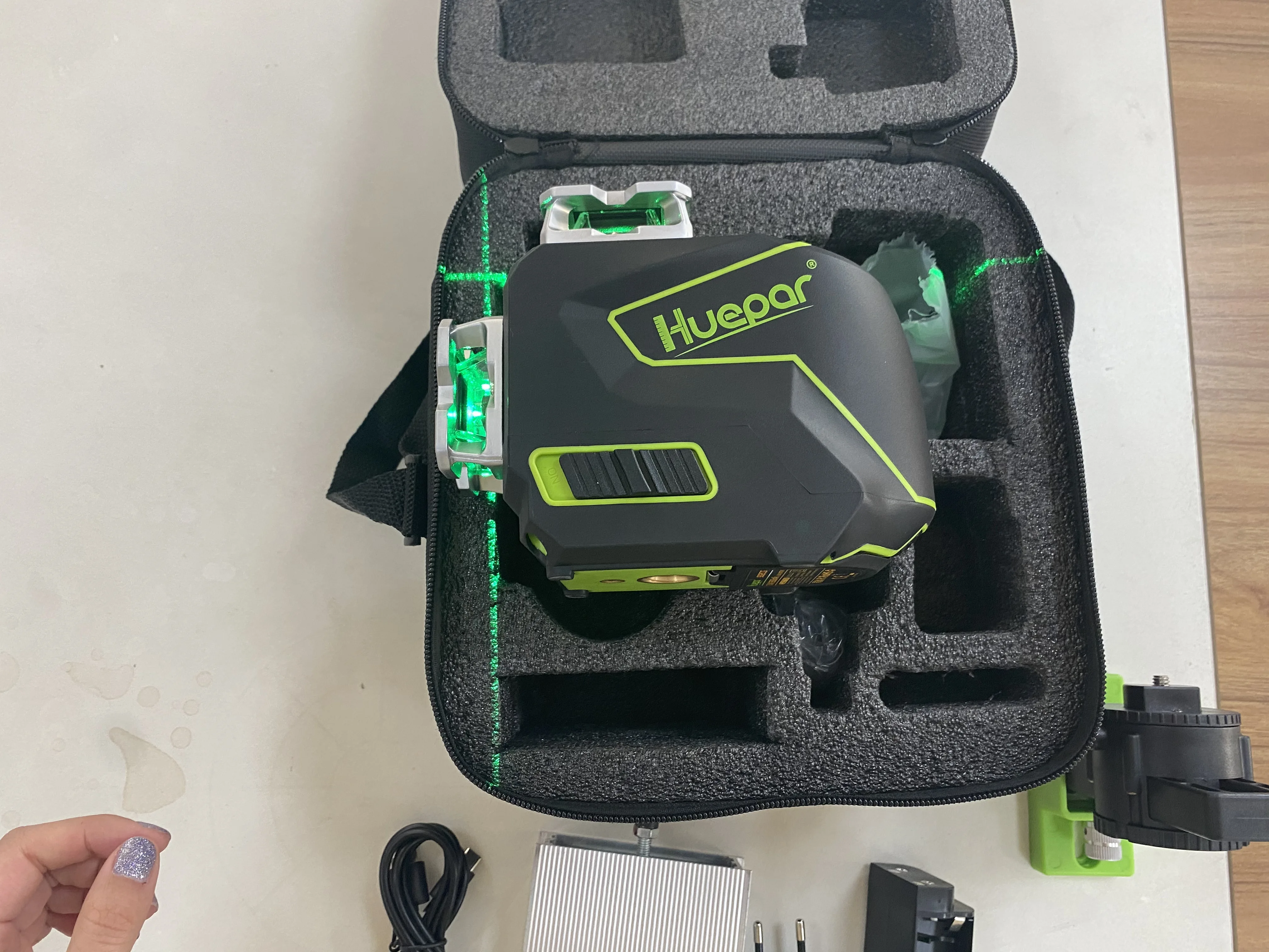 Huepar 8 Vrstic Cross Laser Ravni Zeleni Žarek Self-izravnavanje Priročnik Ravni Orodja, s Kovinski Pokrov & Polnilnik USB / Suho Li-ionska Baterija