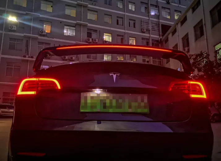 Za Tesla Model 3 2017-2020 lip spojler zadaj Prtljažnik Boot Krila spojler GT style ABS plastike Pobarvan črno barvo LED luči