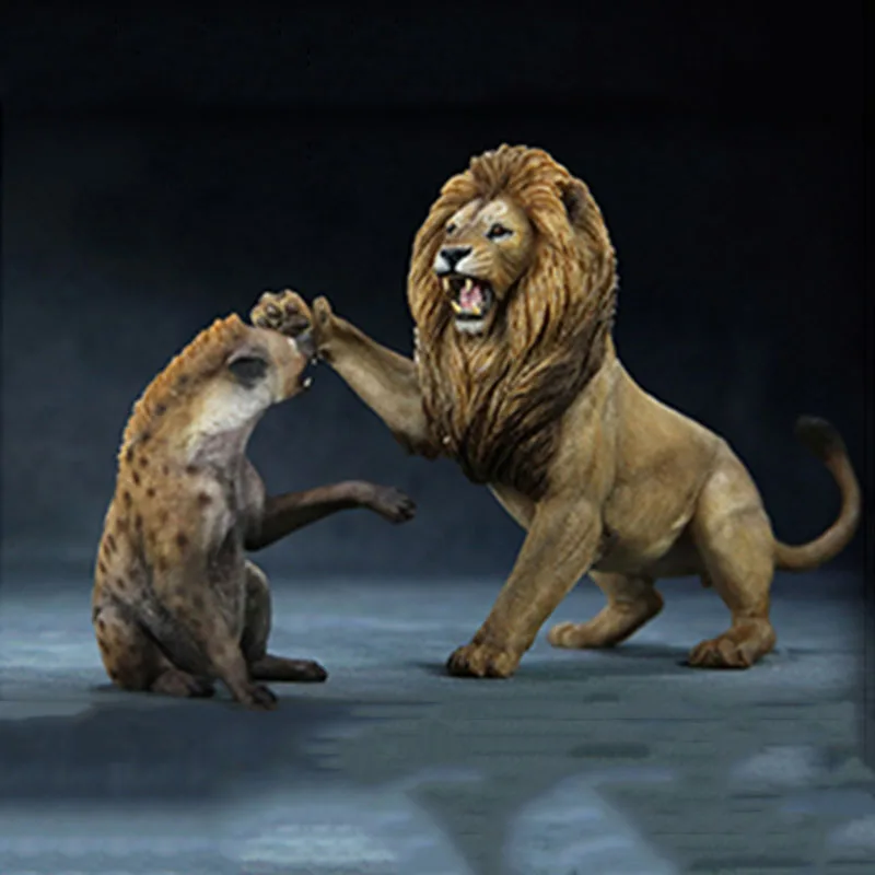 Približno 21 CM 1/12 obsega simulacije Diecast PVC Howler Edition lev in Opazila hijena živali Smolo model Otroci Igrače, okraski, Darila